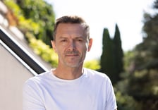 <p>Krystian Sroka wyjaśnia, jak segreguje odpady w domu</p>