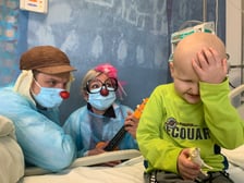 <p>Klowni medyczni Z Fundacji Czerwone Noski podczas pracy, ktora polega na&nbsp;rozweselaniu dzieci w szpitalu</p>