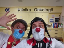 <p>Klowni medyczni Z Fundacji Czerwone Noski podczas pracy, ktora polega na&nbsp;rozweselaniu dzieci w szpitalu</p>