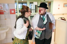 <p>Klowni medyczni Z Fundacji Czerwone Noski podczas pracy, ktora polega na&nbsp;rozweselaniu dzieci w szpitalu</p>