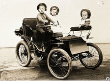 Pojazd firmy Otto Beckmann & Co, Automobil-Fabrik. Na zdjęciu Otto (junior), Erna oraz Ilse Beckmann - dzieci właściciela firmy