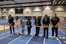 <p>Przecięcie wstęgi od lewej: przewodniczący Rady Miejskiej Wrocławia Sergiusz Kmiecik, prezes Klubu Sportowego Ślęza Wrocław Katarzyna Ziobro, przewodnicząca rady nadzorczej KGHM Agnieszka Winnik-Kalemba,&nbsp;Marszałek Sejmu RP Elżbieta Witek, marszałek wojew&oacute;dztwa dolnośląskiego Cezary Przybylski, prezes zarządu KGHM Polska Tomasz Zdzikot i mistrz olimpijski Wojciech Nowicki</p>