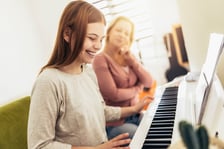 <h2>Korepetycje z muzyki Wrocław 2025. Jakie ceny?</h2>
<ul>
<li>nauka gry na gitarze u nauczyciela i online 50-90 zł</li>
<li>nauka gry na pianinie u nauczyciele i online 60-120 zł</li>
<li>nauka gry na saksofonie u nauczyciela i online 50-180 zł</li>
</ul>