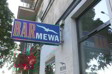<p><span style="color: #232323; font-size: 16px;"><strong>Bar Mleczny Mewa</strong> znajduje się przy <strong>ul. Drobnera 4</strong>. Otwarty jest od poniedziałku do piątku w godzinach 9.00&ndash;17.00, w soboty i niedziele &ndash; nieczynny.&nbsp;</span><span style="color: #232323; font-size: 16px;">Jedzenie można zjeść na miejscu lub wziąć na wynos. Nie ma usługi dowożenia posiłk&oacute;w.</span></p>
<p><span style="color: #232323; font-size: 16px;">&nbsp;</span></p>