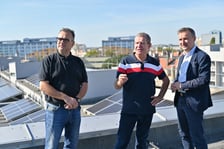 <p>Przedstawiciele SM Wrocław-Południe na dachu bloku przy ul. Skwierzyńskiej i Stysia: Ryszard Jakimiuk, specjalista ds. technicznych, przewodniczący rady nadzorczej Mirosław Lach i prezes Marek Dera. W tle instalacja fotowoltaiczna, kt&oacute;ra zasila pompy ciepła.</p>