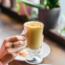 <p><strong>Czarna Magia</strong></p>
<p>Dyniowa latte czeka na Was w magicznym miejscu we Wrocławiu, czyli w Czarnej Magii. Kawa serwowana jest w dużej filiżance i kosztuje 22 zł.</p>
<p>W jesiennym menu jest też inna ciekawa kawa do wyboru &ndash; r&oacute;żowa latte z dodatkiem tradycyjnej konfitury z r&oacute;ży bułgarskiej, naturalnego r&oacute;żowego barwnika i płatk&oacute;w r&oacute;ży. Podawana na ciepło lub zimno. To kawowy specjał Czarnej Magii, kt&oacute;ry r&oacute;wnież polecamy Wam spr&oacute;bować.&nbsp;</p>
<ul>
<li>Adres: Kiełbaśnicza 2</li>
<li>Godziny otwarcia: od niedzieli do czwartku w godz. 9:00-21:00; piątek i sobota w godz. 9:00-22:00</li>
</ul>