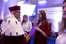 <p>Rozpoczęcie roku akademickiego 2023/2024 na Uniwersytecie Ekonomicznym - najlepsi absolwenci</p>