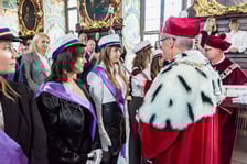 <p>Inauguracja roku akademickiego na Uniwersytecie Medycznym im. Piast&oacute;w Śląskich we Wrocławiu - pasowanie nowych student&oacute;w</p>