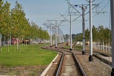 Na ulicy Kosmonautów trwają intensywne prace nie tylko na samej jezdni, ale również przy budowie dróg rowerowych, chodników oraz wiat przystankowych.