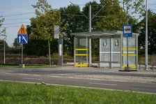 Na ulicy Kosmonautów trwają intensywne prace nie tylko na samej jezdni, ale również przy budowie dróg rowerowych, chodników oraz wiat przystankowych.