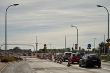 Na ulicy Kosmonautów trwają intensywne prace nie tylko na samej jezdni, ale również przy budowie dróg rowerowych, chodników oraz wiat przystankowych.