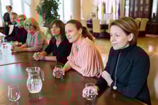 <p>Spotkanie w gabinecie prezydenta Wrocławia Jacka Sutryka z osobami zaangażowanymi w budowę Interwencyjnego Ośrodka Preadopcyjnego na Stabłowicach - na zdjeciu w środku Magdalena R&oacute;żczka</p>