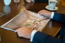 <p>Spotkanie w gabinecie prezydenta Wrocławia Jacka Sutryka z osobami zaangażowanymi w budowę Interwencyjnego Ośrodka Preadopcyjnego na Stabłowicach - prezydent ogląda projekt</p>