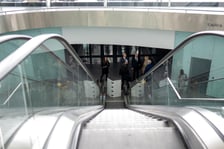 <p>Schody prowadzące do tunelu, gdzie powinien być podziemny dworzec kolejowy pod lotniskiem.</p>