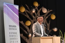 <p>Uroczystość przyznania wrocławskim dyrektorom i nauczycielom nagr&oacute;d pieniężnych za znaczące osiągnięcia dydaktyczne i wychowawcze - Jarosław Delewski, dyrektor Departamentu Edukacji</p>
