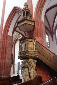 Ambona. Zabytek przetrwał wojnę w niezłym stanie