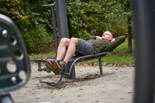 <p>Paweł Posłuszny pokazuje, jak prawidłowo ćwiczyć na siłowni plenerowej</p>
