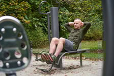 <p>Paweł Posłuszny pokazuje, jak prawidłowo ćwiczyć na siłowni plenerowej</p>