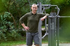 <p>Paweł Posłuszny pokazuje, jak prawidłowo ćwiczyć na siłowni plenerowej</p>