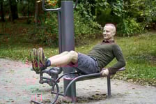 <p>Paweł Posłuszny pokazuje, jak prawidłowo ćwiczyć na siłowni plenerowej</p>