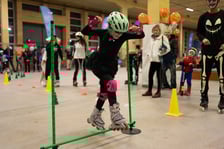 Uczestnicy bawią się podczas Skate Night Wrocław 2023 w Centrum Sportów Ekstremalnych przy ul. Legnickiej 65.