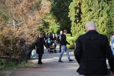 <p>Ostatnie przygotowania do dnia Wszystkich Świętych na cmentarzu Osobowickim</p>
