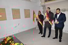 <p>Radni Wrocławia z przewodniczącym Sergiuszem Kmiecikiem (w środku) składają znicze w kaplicy rajc&oacute;w</p>