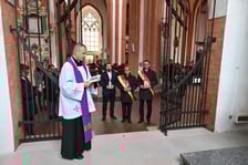 <p>Radni Wrocławia z przewodniczącym Sergiuszem Kmiecikiem (z prawej) składają znicze w kaplicy rajc&oacute;w. Święci ks. porucznik Tomasz Miencicki</p>