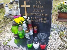 Piłkarze i piłkarki przy grobach zasłużonych dla Śląska
