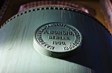 <p>W zabytkowym obiekcie zachowały się m.in. oryginalne pompy w hali gł&oacute;wnej, kt&oacute;re przyjechały do Wrocławia w 1900 r. z fabryki Borsig w Berlinie i służyły do przepompowywania ściek&oacute;w na pola irygacyjne.&nbsp;</p>