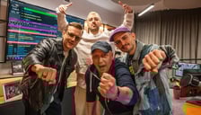 Tegoroczny skład Orkiestry Męskie Granie 2023 (Mrozu, Igo i Vito Bambino) z Piotrem Stelmachem podczas spotkania w studiu Radia 357.