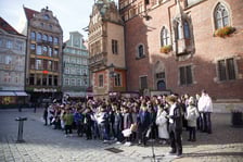 105 dzieci z 23 krajów, na co dzień uczą się w szkole American School of Wroclaw. Zaśpiewały hymn Polski z okazji 105. Rocznicy Niepodległości pod pręgierzem na wrocławskim rynku