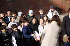 105 dzieci z 23 krajów, na co dzień uczą się w szkole American School of Wroclaw. Zaśpiewały hymn Polski z okazji 105. Rocznicy Niepodległości pod pręgierzem na wrocławskim rynku