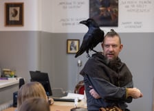 Uczniów IV LO odwiedza kruk - Ronin