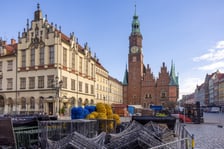 Budowa jarmarku na wrocławskim Rynku