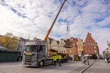 Budowa jarmarku na wrocławskim Rynku