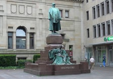 Pomnik Bismarcka w Wuppertalu autorstwa Hugo Lederera z 1900 roku. Pierwotnie stał przed ratuszem w Barmen. Jesienią 1921 przeniesiony został na Geschwister-Scholl-Platz, gdzie stoi do dziś. 1 sierpnia 1929 Barmen stało się częścią nowego miasta – Wuppertalu.