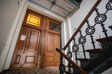 Odnowiona klatka schodowa w kamienicy przy ulicy Lelewela