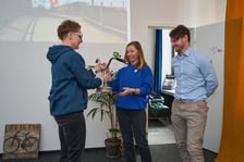 <p>Daniel Chojnacki z przejmującą jego obowiązki nową oficerką rowerową Katarzyną Kusowską (w środku), pierwsza z lewej Monika Kozłowska-Święconek, dyrektorka Biura Zr&oacute;wnoważonej Mobilności</p>