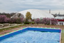 Teren dawnego kąpieliska na Kłokoczycach - stan udokumentowany na fotografii w  marcu 2023.