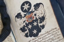 <p class="MsoNormal">Turecki rękopis z XVI wieku, herb donatora&nbsp;Fridricha von Schliewitza wykonany przez wrocławskiego artystę Matthiasa Heintzego</p>