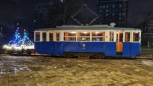 <p>Zabytkowy tramwaj z choinkami świątecznymi na doczepie</p>