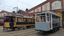 <p>Tramwaj Maximum i tramwaj-opryskiwacz w zajezdni Popowice</p>