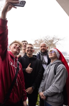 Krasnal przed budynkiem III LO we Wrocławiu