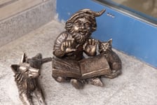 Krasnal przed budynkiem III LO we Wrocławiu