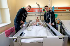 Aleksander Paluszek i Miłosz Kurowski z wizytą w Dolnośląskim Centrum Onkologii, Pulmonologii i Hematologii