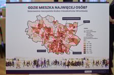<p>plansza przedstawiająca szacunkową rzeczywistą liczbę ludności w poszczeg&oacute;lnych częściach Wrocławia</p>