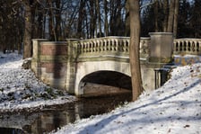 <p>Pałac Korn&oacute;w w Pawłowicach - park i kamienny most</p>