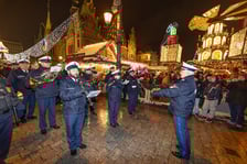 Wieczorem Jarmark Bożonarodzeniowy we Wrocławiu należał do wrocławskiej policji. Zobaczcie na zdjęciach naszego fotoreportera specjalny występ Orkiestry Komendy Wojewódzkiej Policji we Wrocławiu.