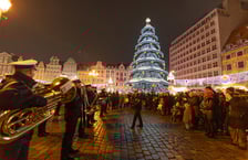 Wieczorem Jarmark Bożonarodzeniowy we Wrocławiu należał do wrocławskiej policji. Zobaczcie na zdjęciach naszego fotoreportera specjalny występ Orkiestry Komendy Wojewódzkiej Policji we Wrocławiu.